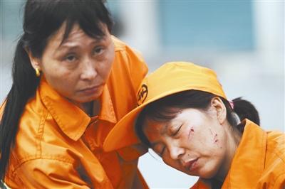 环卫工受辱事件频现:路人瞧不起 亲友不理解1 环卫工受辱事件频现:路人瞧不起 亲友不理解1