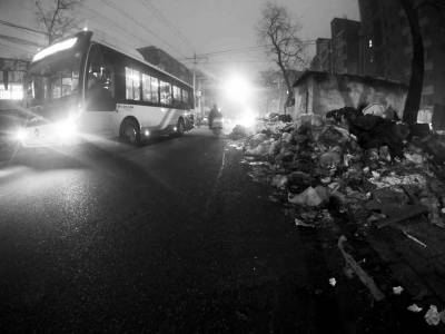 北京沿海赛洛城小区门口垃圾不清理堆上了路 北京沿海赛洛城小区门口垃圾不清理堆上了路