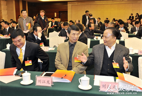 民建会员刘志圣、刘江龙、刘汉元在一起交谈_副本_副本