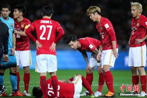 恒大队员邹正在比赛中，腿部严重受伤，被抬下场急救。视觉中国供图