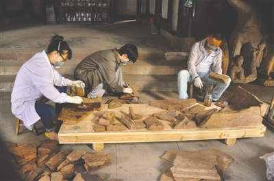 专家们正在修复陶棺  点击进入下一页