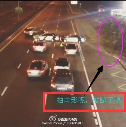 　第三张是拿录音杆的人完全露出来了。