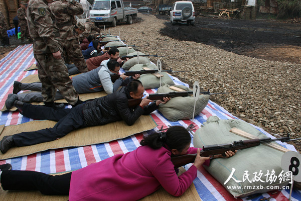 安徽休宁县政协开展委员开展“军事日”活动