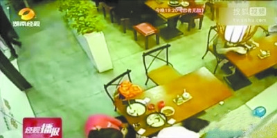 女子带孩子到餐厅吃饭 竟用饭碗给孩子接尿1 女子带孩子到餐厅吃饭 竟用饭碗给孩子接尿1