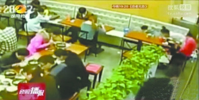 女子带孩子到餐厅吃饭 竟用饭碗给孩子接尿2 女子带孩子到餐厅吃饭 竟用饭碗给孩子接尿2