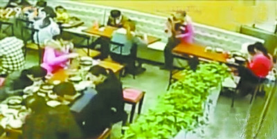 女子带孩子到餐厅吃饭 竟用饭碗给孩子接尿4 女子带孩子到餐厅吃饭 竟用饭碗给孩子接尿4