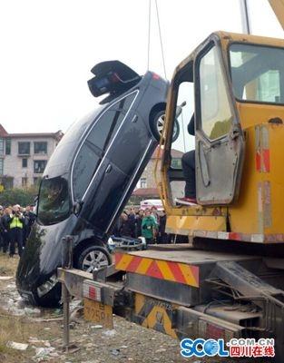 女司机穿10厘米高跟鞋开车 冲入河里身亡1 女司机穿10厘米高跟鞋开车 冲入河里身亡1