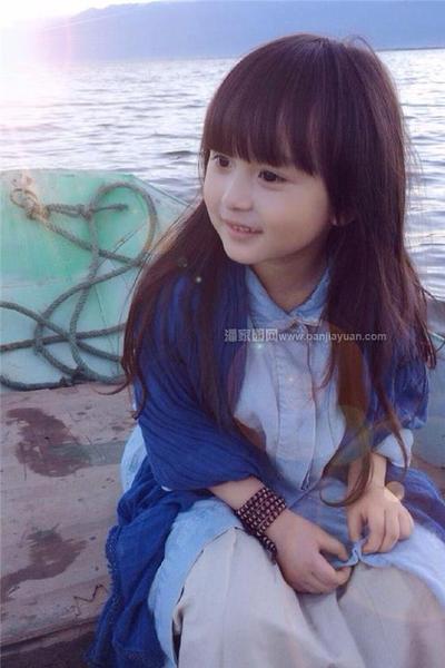 不是美翻了~！各位有小孩的玩友们，快点儿行动起来，从小培养他们的文玩气质！网上已经有不少网友po图晒起来了，戴着项链和手串的娃们一个比一个萌，一起来欣赏一下~~~