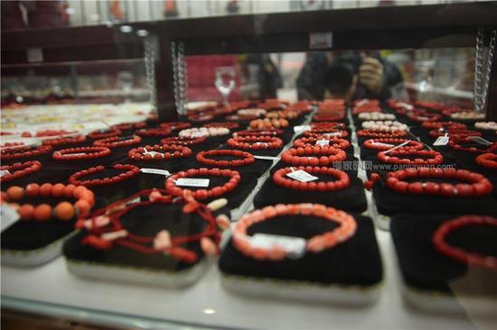 今天小潘冒着吸进去一块板砖的风险，来到潘家园旧货市场七宝珊瑚商户，从产地分类、造假手段、保养常识……各个方面带您了解珊瑚的世界。