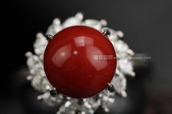 日文原意为红色，泛指红色的珊瑚，价值最高。成品多为辣椒红色、深红色，少见粉红色及白色，有白芯，光泽亮，质地细腻，虫眼少。主要产于日本南部以及台湾附近岛屿。