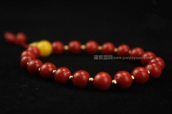 颜色比较单一都是红色，没有明显的白芯，纹路较清晰，主要产于意大利南部沙丁尼亚岛附近的地中海海域。