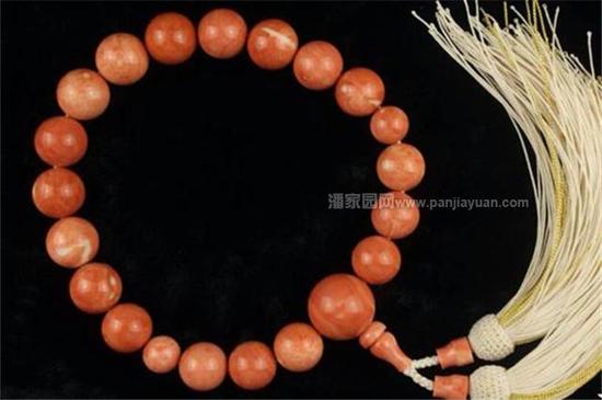 日文原意为桃子或桃子色，泛指为桃色的珊瑚。颜色丰富，从浅粉色至深桃红色之间的过渡色系都有，一部分偏黄，一部分偏橘色。纹路较清晰，有白芯。主要产于日本南部以及台湾附近岛屿。