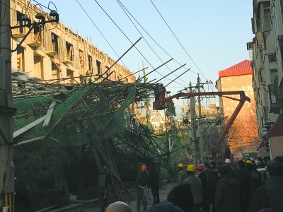 北京一加固老楼脚手架坍塌未致伤亡 5辆车被砸 北京一加固老楼脚手架坍塌未致伤亡 5辆车被砸