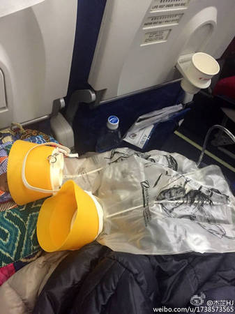 　飞机目前已经安全备降马拉西亚亚庇国际机场，具体事故原因尚不清楚。图为迫降航班内部画面。