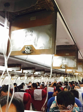 　图为迫降航班内部画面。