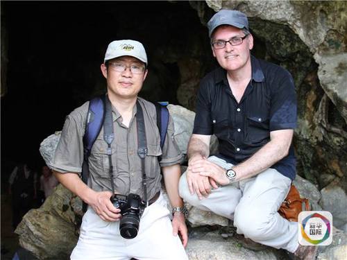 　吉学平（左）与科诺在野外考察的工作照。