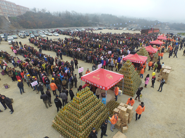 图4:现场发放食用油等慰问品 图4:现场发放食用油等慰问品