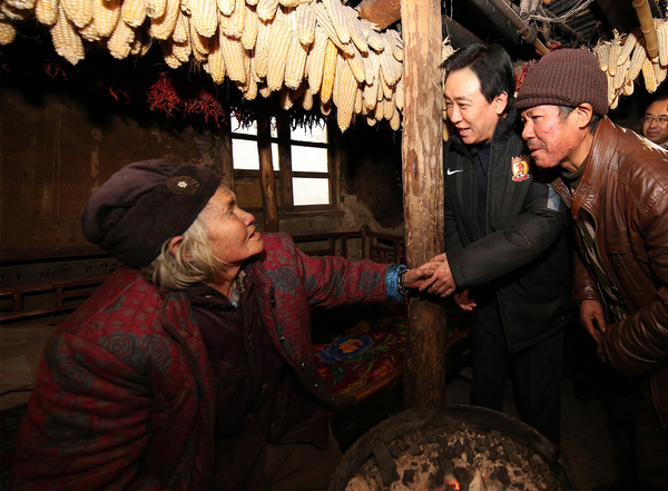 图5:走访贫困户 图5:走访贫困户