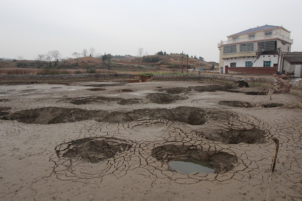 湖南邵阳现“天坑村” 河水断流田地被吞房塌桥断1 湖南邵阳现“天坑村” 河水断流田地被吞房塌桥断1