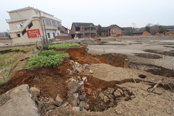 湖南邵阳现“天坑村” 河水断流田地被吞房塌桥断2 湖南邵阳现“天坑村” 河水断流田地被吞房塌桥断2