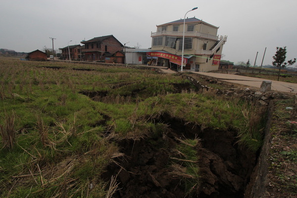 湖南邵阳现“天坑村” 河水断流田地被吞房塌桥断5 湖南邵阳现“天坑村” 河水断流田地被吞房塌桥断5