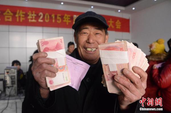 河北“土豪村”年底现金分红千万 村民领钱乐开怀1