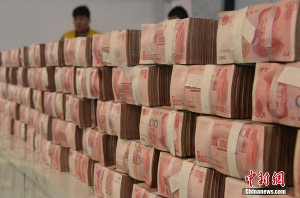 河北“土豪村”年底现金分红千万 村民领钱乐开怀2