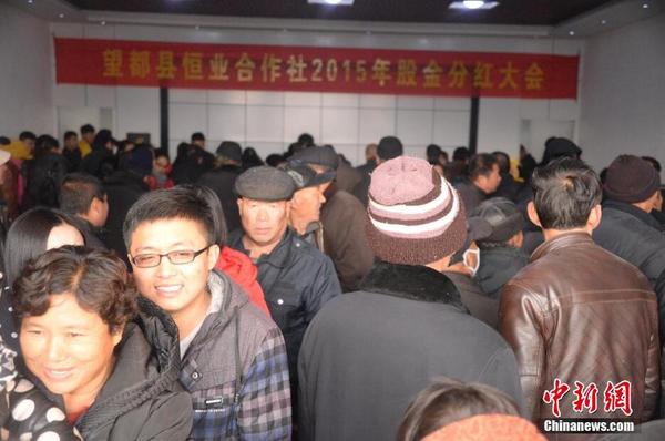 河北“土豪村”年底现金分红千万 村民领钱乐开怀4