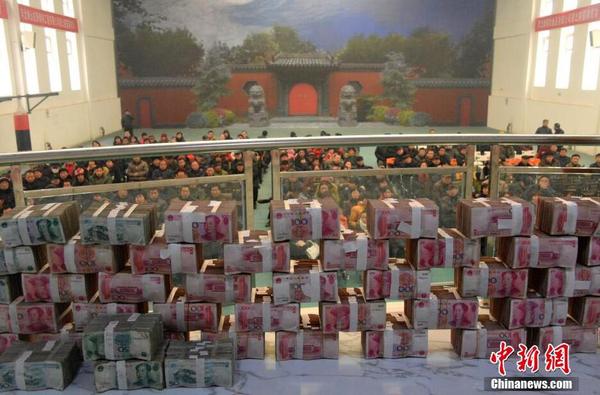 河北“土豪村”年底现金分红千万 村民领钱乐开怀3