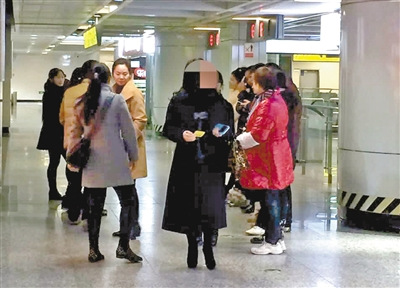 重庆轻轨机场站“卡妈卡叔”揽客 乘客感觉被骚扰1 重庆轻轨机场站“卡妈卡叔”揽客 乘客感觉被骚扰1