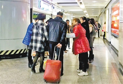 重庆轻轨机场站“卡妈卡叔”揽客 乘客感觉被骚扰2 重庆轻轨机场站“卡妈卡叔”揽客 乘客感觉被骚扰2