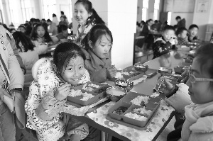 小学家长担心8元午饭孩子吃不好 建议涨餐费1 小学家长担心8元午饭孩子吃不好 建议涨餐费1