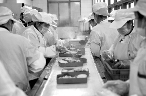 小学家长担心8元午饭孩子吃不好 建议涨餐费2 小学家长担心8元午饭孩子吃不好 建议涨餐费2