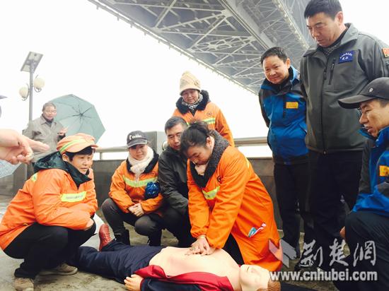武汉环卫工救5名跳桥者 联手长江救援队守望生命 武汉环卫工救5名跳桥者 联手长江救援队守望生命