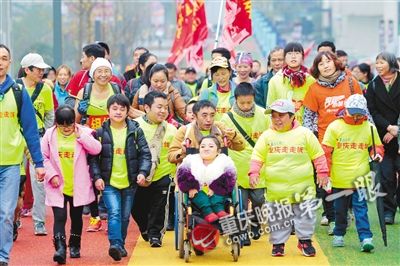 重庆:28名矮小人成功挑战16公里马拉松1 重庆:28名矮小人成功挑战16公里马拉松1