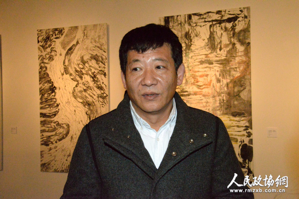 艺术家余乐恩在开幕式上致答谢词