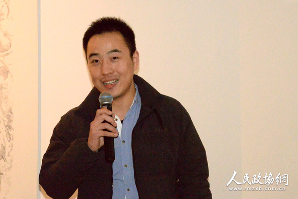 展览策展人赵玄晔在开幕式上介绍余乐恩作品