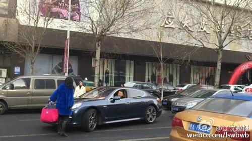 图为夫妻二人在街头吵架致交通瘫痪。