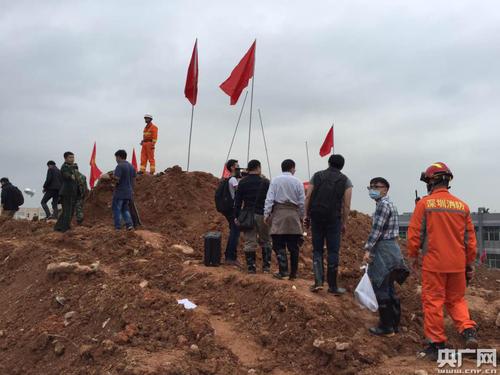 央广网深圳12月22日消息（记者管昕）今天下午，深圳当地宣传部门组织了十多家媒体，到事发核心现场采访。这是当地首次主动邀请媒体采访核心区域。在此之前，媒体进入事发区域是不被允许的，多家媒体采访中多次被挡在外面，只能通过其他途径进入核心区域，完成采访任务。