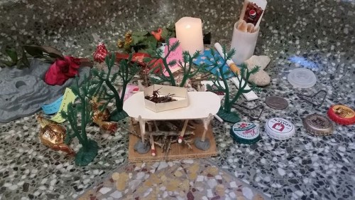 学生为死蟑螂设“墓碑” 献上钱币饮料表“哀悼”1 学生为死蟑螂设“墓碑” 献上钱币饮料表“哀悼”1