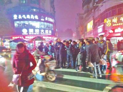 河南信阳男子当街捅的哥 六旬环卫工空手夺白刃 河南信阳男子当街捅的哥 六旬环卫工空手夺白刃