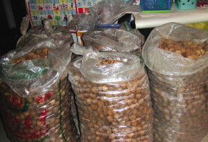 大爷被忽悠买700斤铁核桃 拿回家当炭熏腊肉1 大爷被忽悠买700斤铁核桃 拿回家当炭熏腊肉1