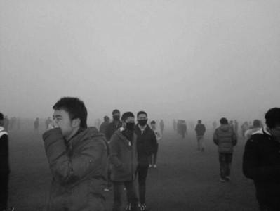 学生顶着雾霾做早操 校方回应:广播站分不清雾和霾 学生顶着雾霾做早操 校方回应:广播站分不清雾和霾