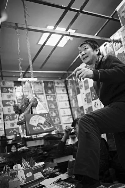 送贺卡习俗逐渐被取代 商户曾一年卖1000箱 送贺卡习俗逐渐被取代 商户曾一年卖1000箱