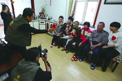 百岁老太能做60个俯卧撑 不论寒暑天天锻炼 百岁老太能做60个俯卧撑 不论寒暑天天锻炼