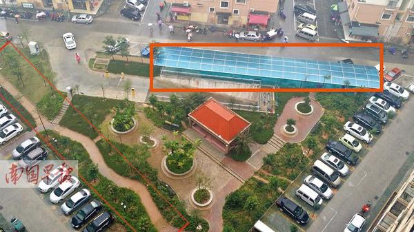 小区为验收突击种草 后又铲除草皮变收费车棚2 小区为验收突击种草 后又铲除草皮变收费车棚2