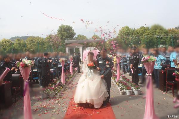 男子入狱12年被女友求婚 监狱为两人办婚礼1 男子入狱12年被女友求婚 监狱为两人办婚礼1