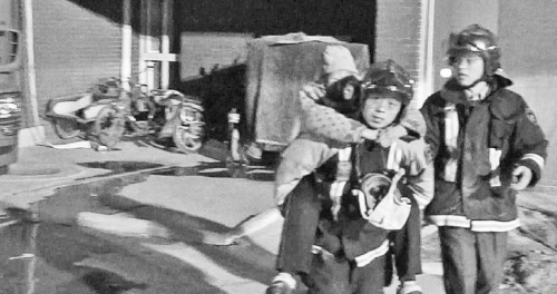 小区单元楼起火 消防官兵5小时救出42名被困居民 小区单元楼起火 消防官兵5小时救出42名被困居民