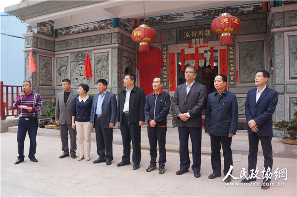 12月22日，厦门市第7所社区致公学校的揭牌仪式在厦门市翔安区五美社区陈氏宗祠前举行,五美社区党支部书记陈清楚（左一）主持揭牌仪式。_副本