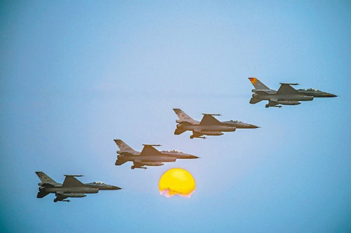 花莲七星潭迎元旦曙光F-16战机将低飞冲场(图)